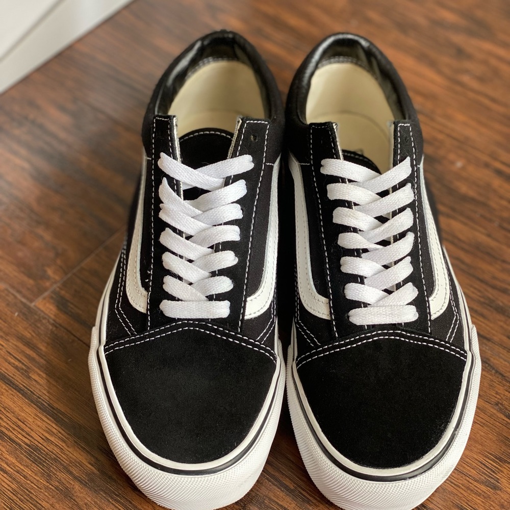 Vans Old Skool Platform Black/White Shoe. Women’s size 9 (men’s size 7.5)